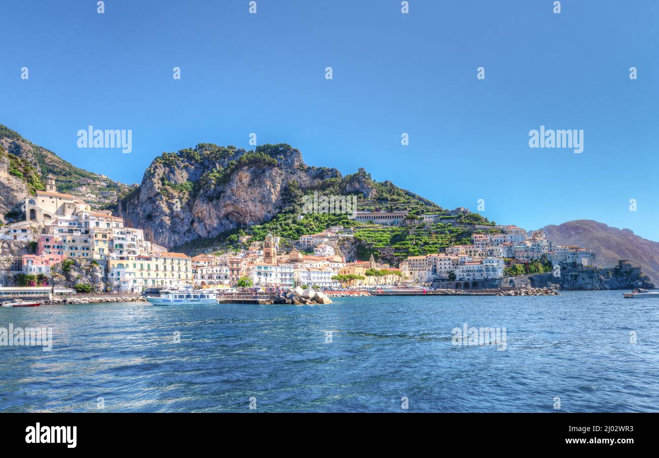Costiera Amalfitana, Italia - Luglio 01 2021: Vista spettacolare dal mare sulla città di Amalfi Foto Stock