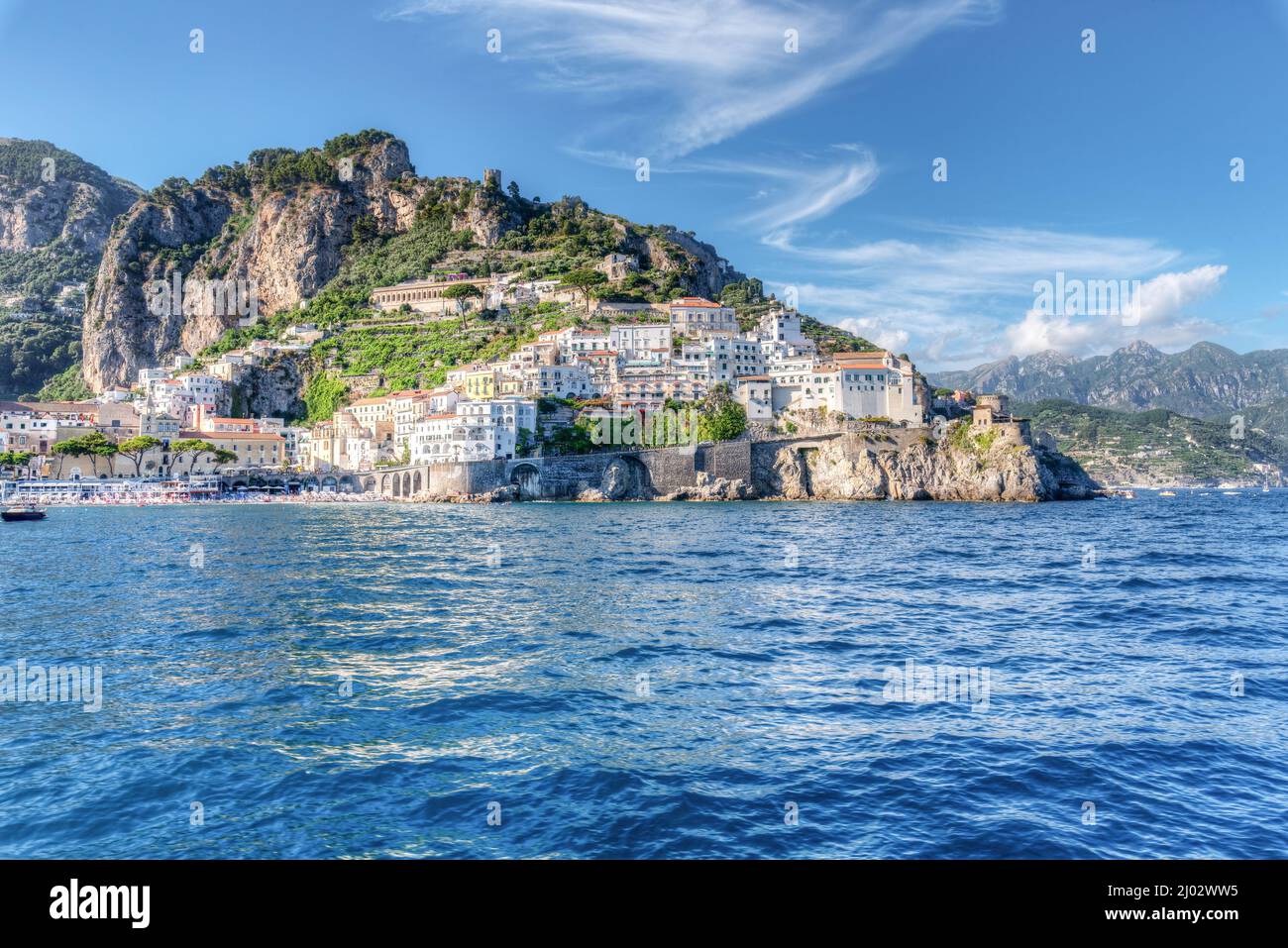 Vista spettacolare dal mare sulla città di Amalfi Foto Stock