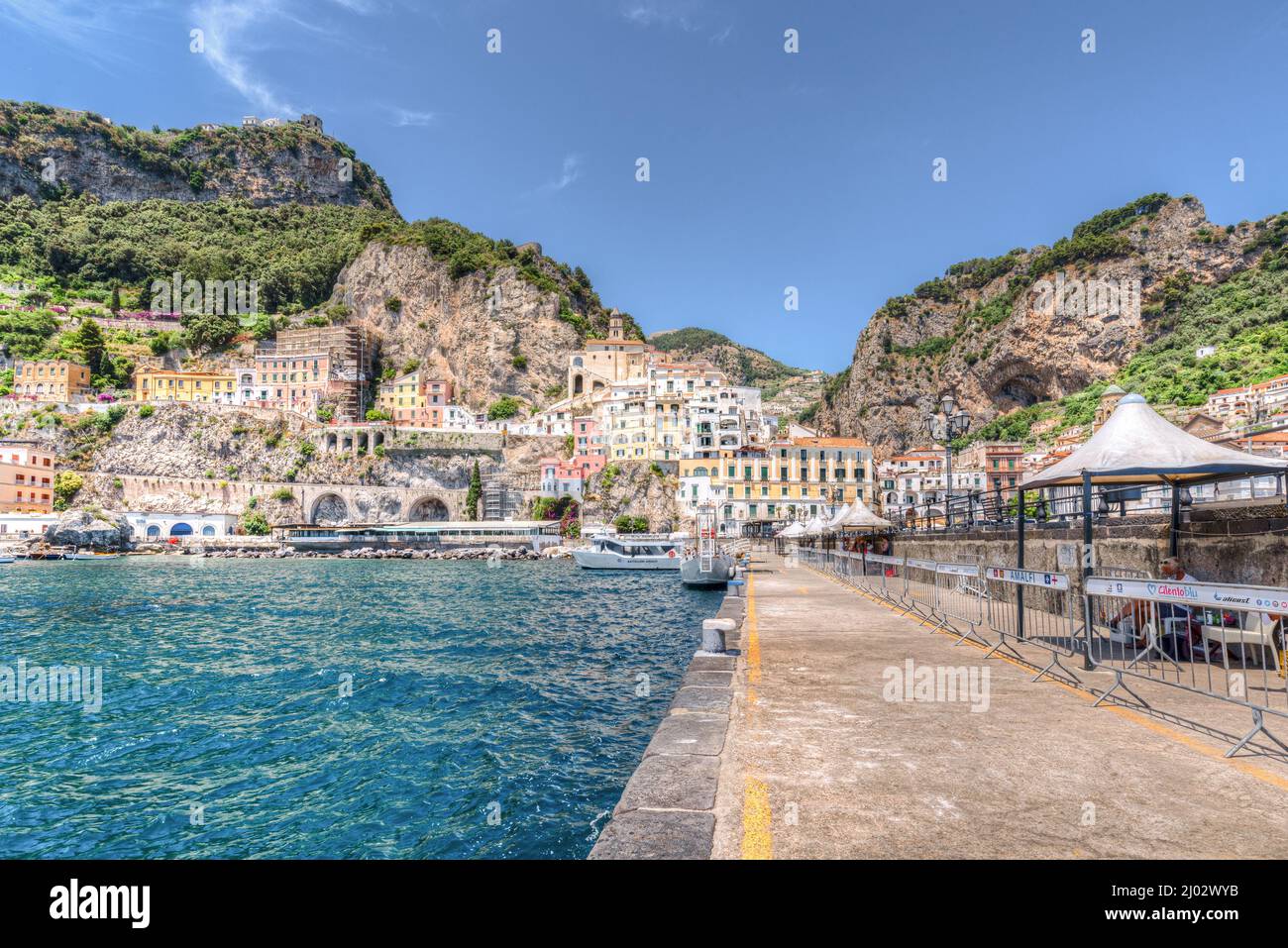 Costiera Amalfitana, Italia - Luglio 01 2021: Ingresso dal mare ad Amalfi Foto Stock
