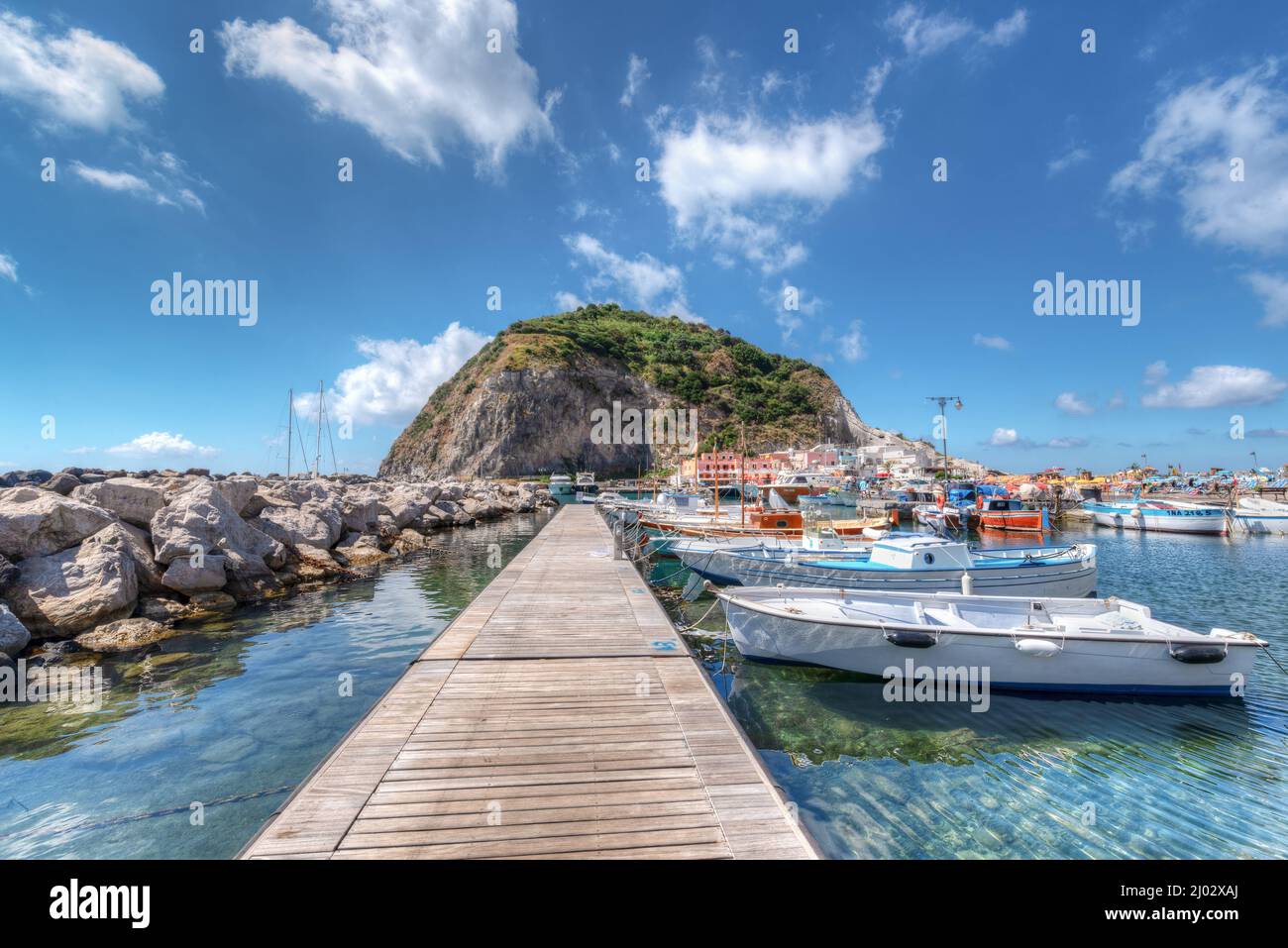 Ischia, Italia - Luglio 05 2021: Paesaggio con Sant Angelo villaggio di pescatori, costa di Ischia, italia Foto Stock