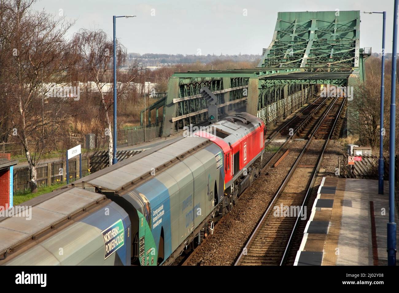 La DBS Class 66 loco 66034 trasporta la centrale elettrica Drax 1250 fino al servizio di biomassa Immingham attraverso la stazione di Althorpe sul ponte di Keadby il 15/3/22. Foto Stock