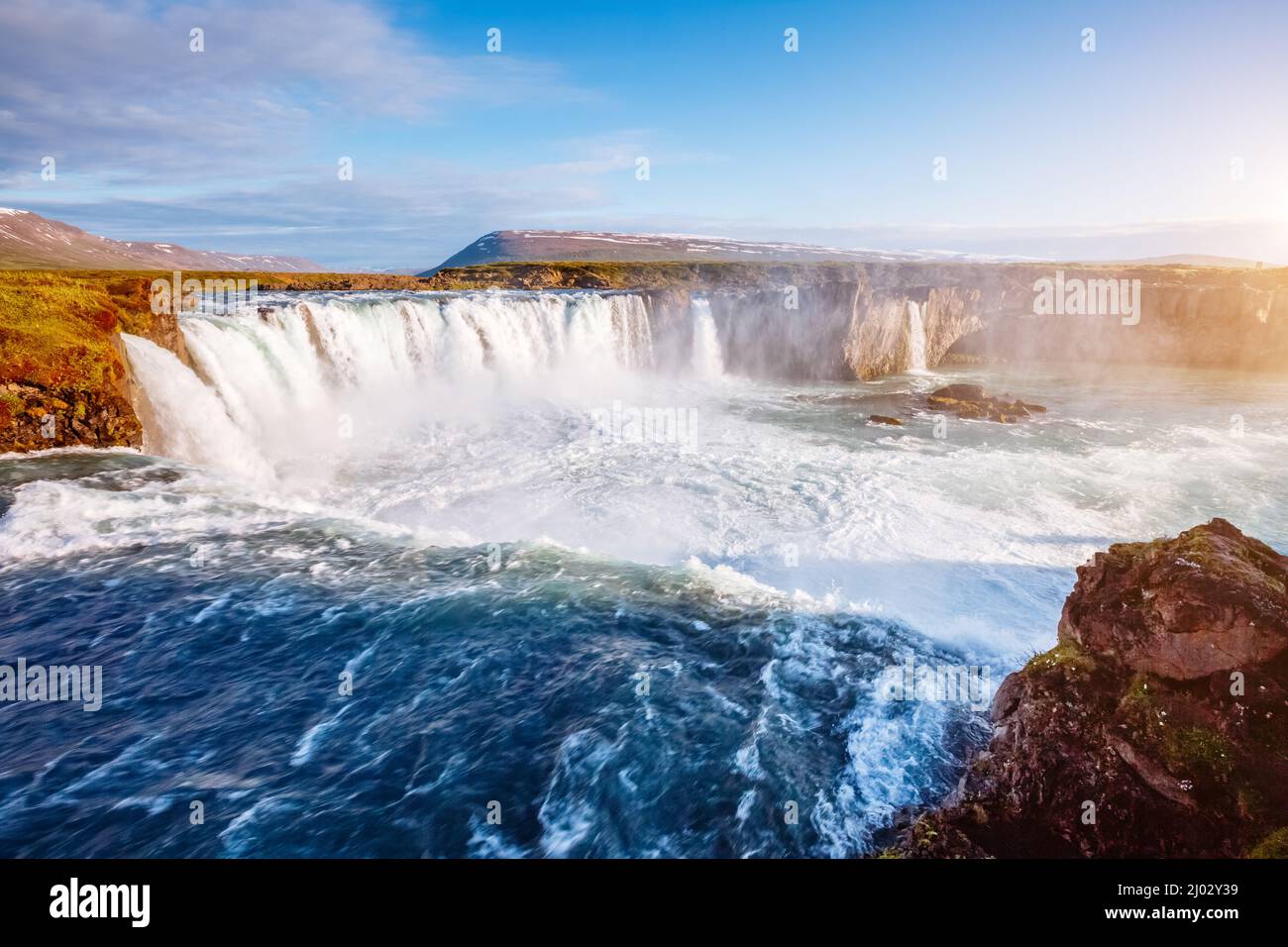 Bella vista sulla luminosa e luminosa cascata Godafoss. Popolare attrazione turistica. Scena insolita e pittoresca. Ubicazione Valle di Bardardalur, Skj Foto Stock