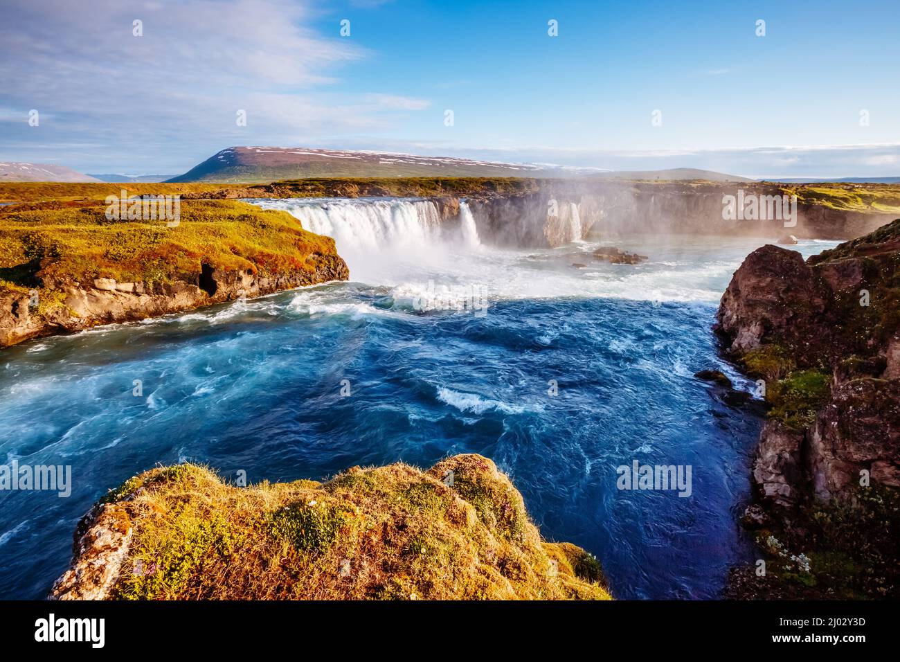 Bella vista sulla luminosa e luminosa cascata Godafoss. Popolare attrazione turistica. Scena insolita e pittoresca. Ubicazione Valle di Bardardalur, Skj Foto Stock