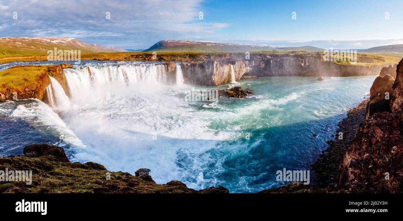 Bella vista sulla luminosa e luminosa cascata Godafoss. Popolare attrazione turistica. Scena insolita e pittoresca. Ubicazione Valle di Bardardalur, Skj Foto Stock