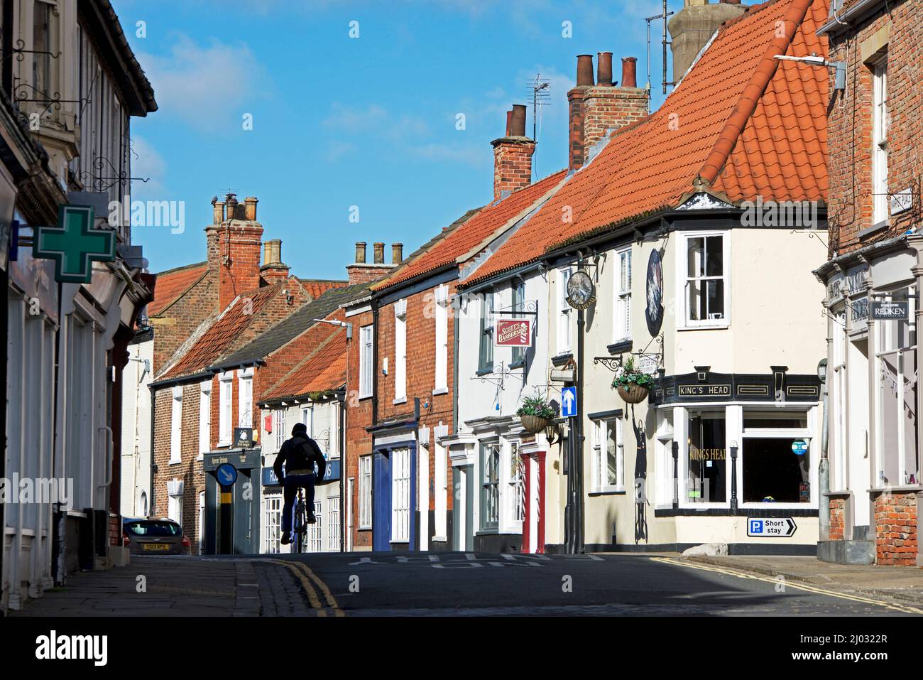 Ragazzo in ciclaggio su Souter Gate a Hedon, East Yorkshire, Inghilterra Regno Unito Foto Stock