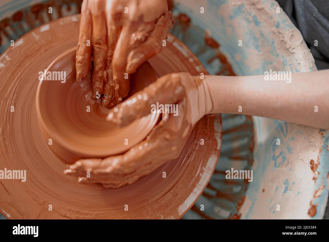 Foto del processo di creazione della ceramica con le mani Foto Stock