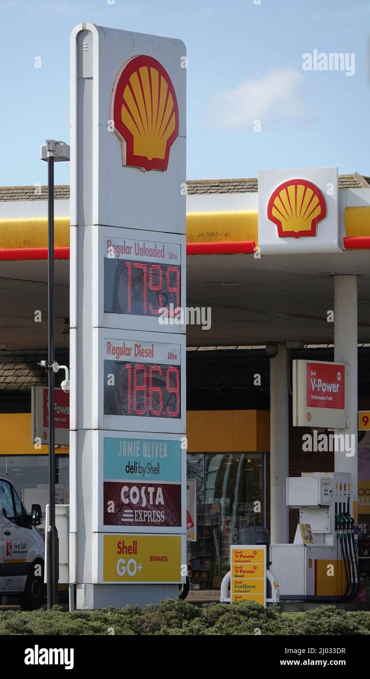 Una stazione di rifornimento Shell nel Regno Unito che mostra prezzi elevati a causa dell'invasione russa dell'Ucraina. Foto Stock