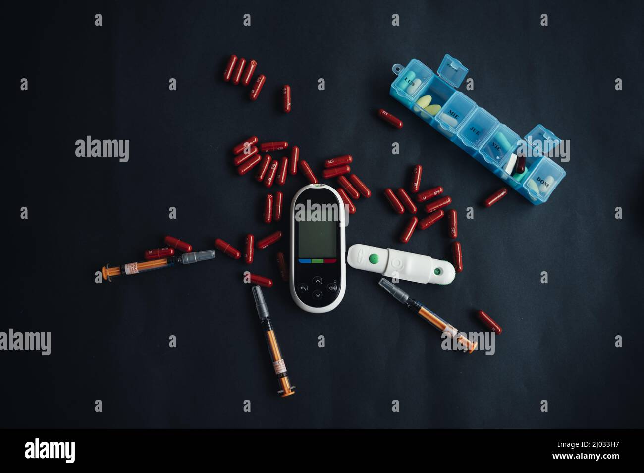 controllo del glucosio, siringhe, pillole, tutto il necessario per controllare il diabete Foto Stock