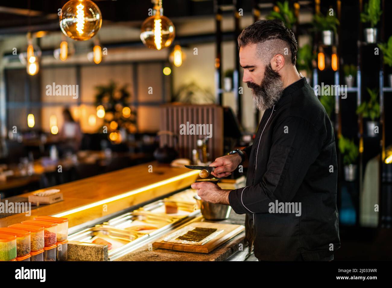 Lo chef del sushi prepara il sushi al ristorante del sushi. Foto Stock