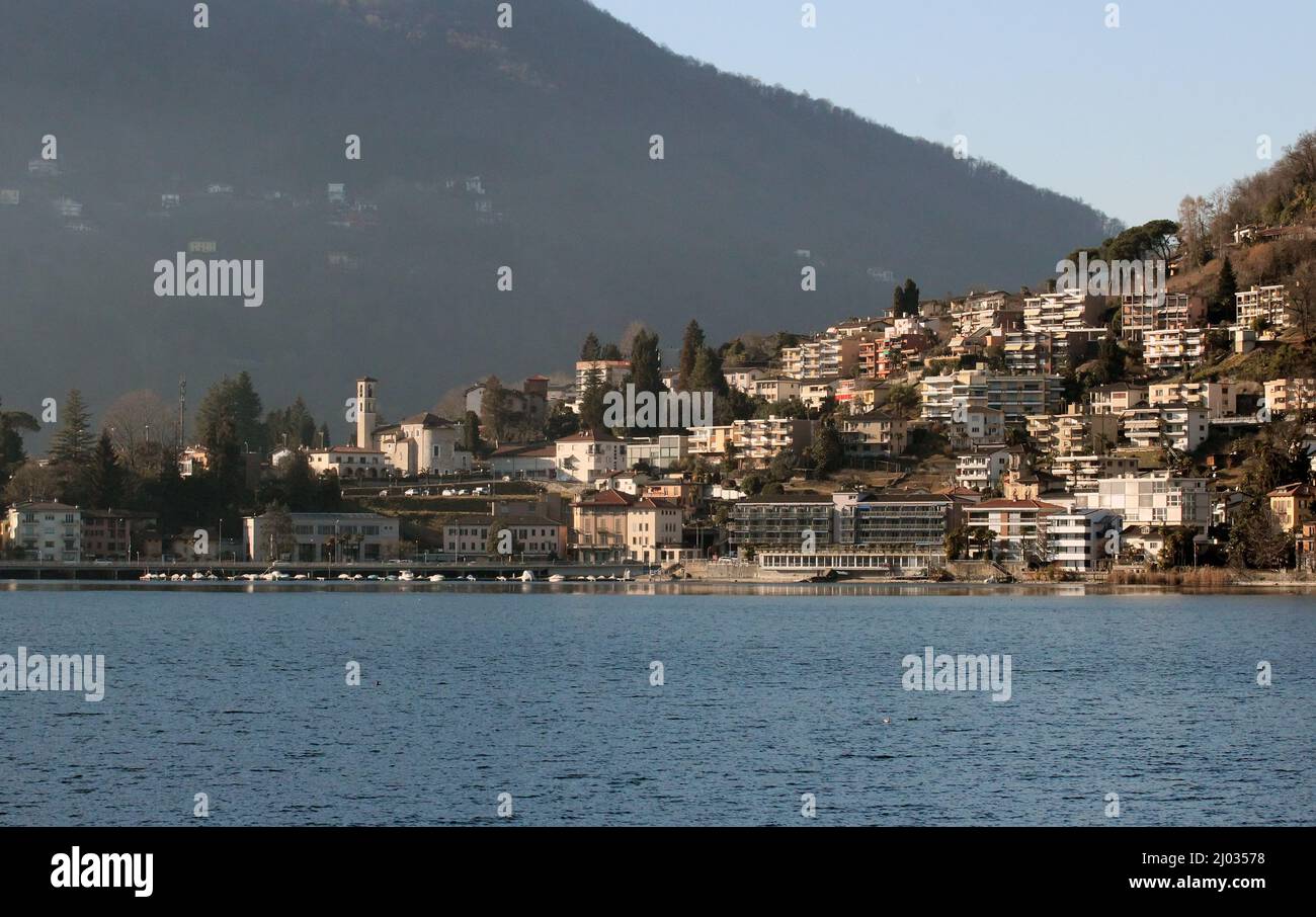 Ponte Tresa, città di confine tra Italia e Svizzera Foto Stock