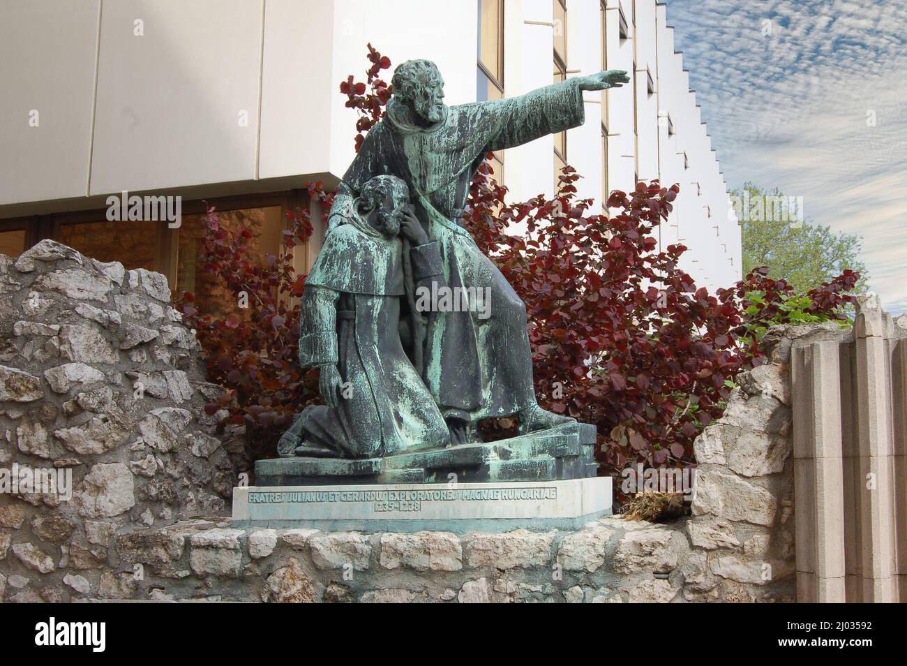 La statua di Gellert e Julianus è dello scultore Károly Antal (1976). Frate Julianus era monaco ed esploratore che viaggiò e incontrò la pasqua Foto Stock