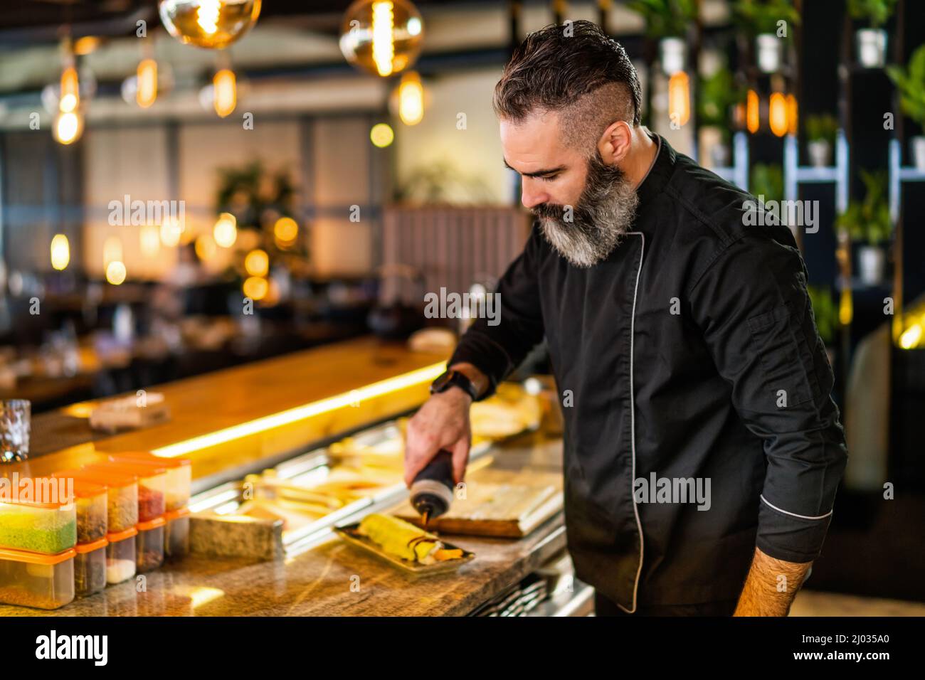 Lo chef del sushi prepara il sushi al ristorante del sushi. Foto Stock