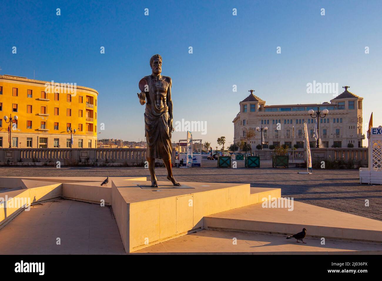 Statua di Archimede, Ortigia, Siracusa, Sicilia, Italia, Europa Foto Stock