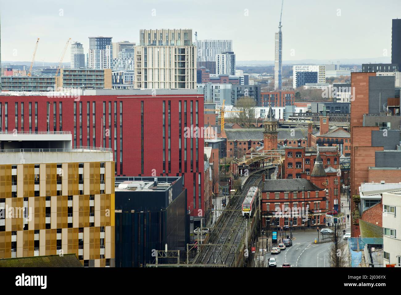 Lo skyline del centro di Manchester con la stazione ferroviaria di Deansgate, Whitworth Street e il caratteristico pub City Road Foto Stock