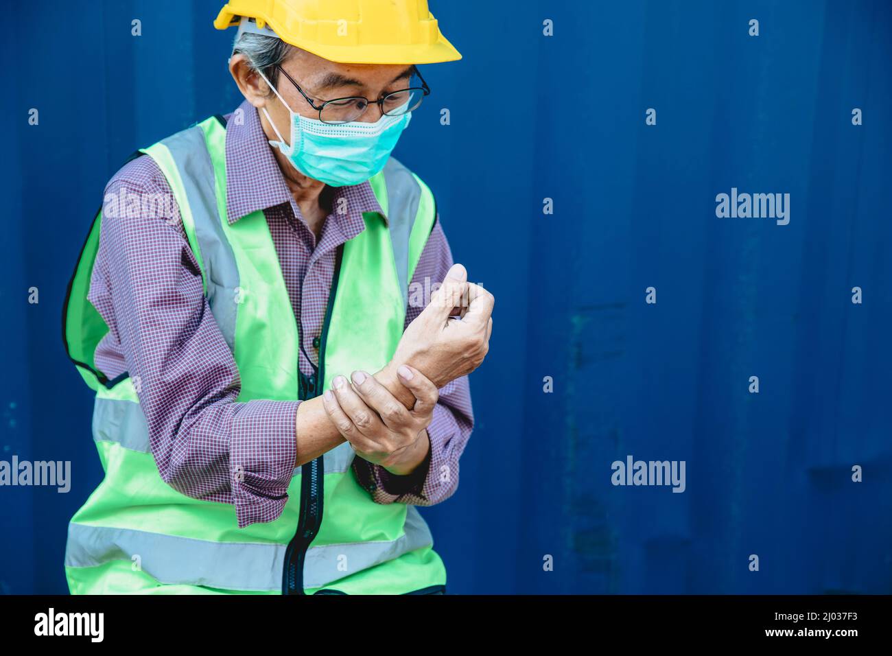 tecnico anziano staff lavoratore polso dolore problema di salute da duro lavoro Foto Stock
