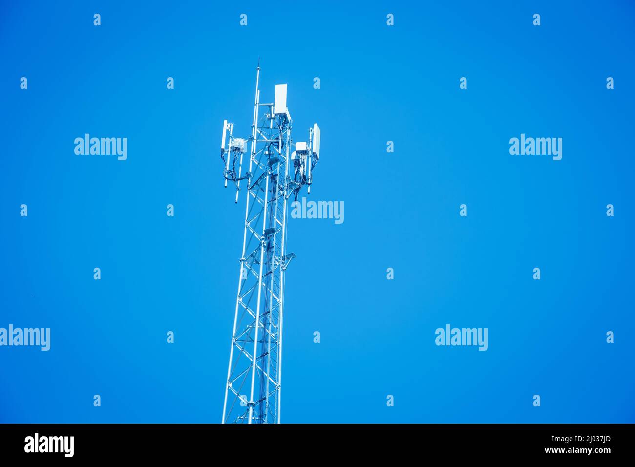 4G o 5G stazione mobile antenna cellulare sito contro su cielo blu Foto Stock