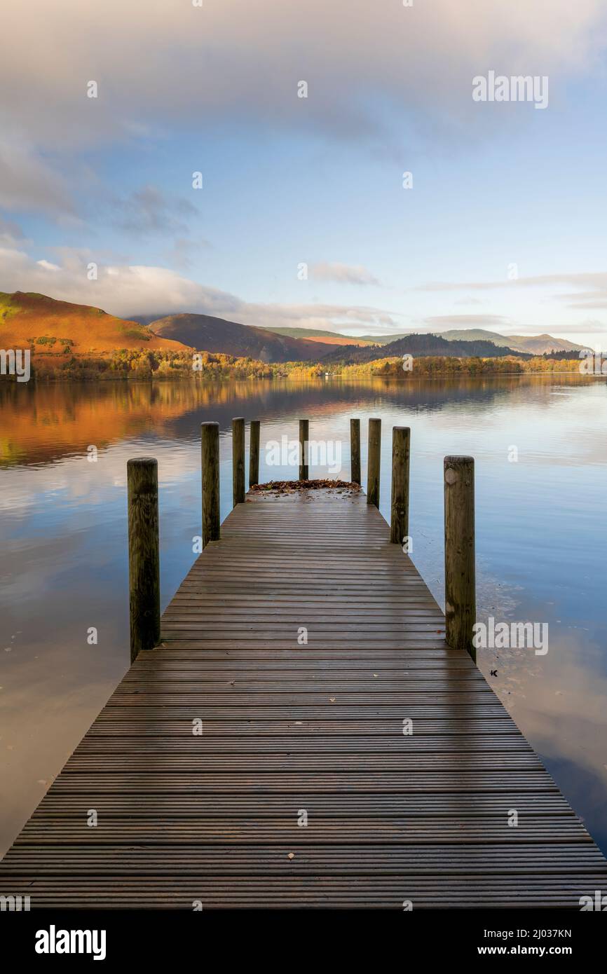 Ashness Pier Jetty in autunno, Derwentwater, Keswick, Lake District National Park, patrimonio dell'umanità dell'UNESCO, Cumbria, Inghilterra, Regno Unito, Europa Foto Stock
