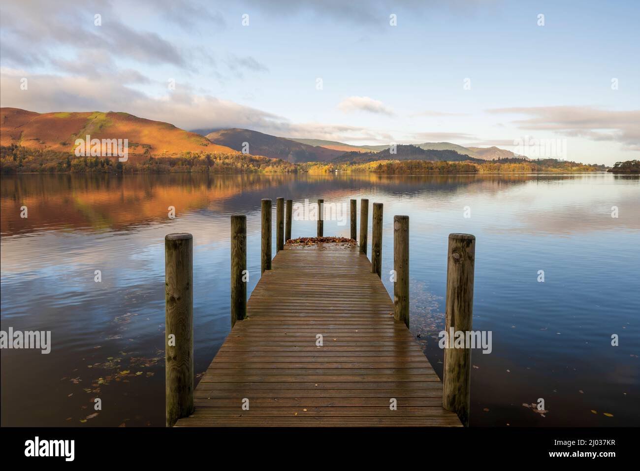 Ashness Pier Jetty con colori autunnali, Derwentwater, Keswick, Lake District National Park, patrimonio dell'umanità dell'UNESCO, Cumbria, Inghilterra, Regno Unito Foto Stock