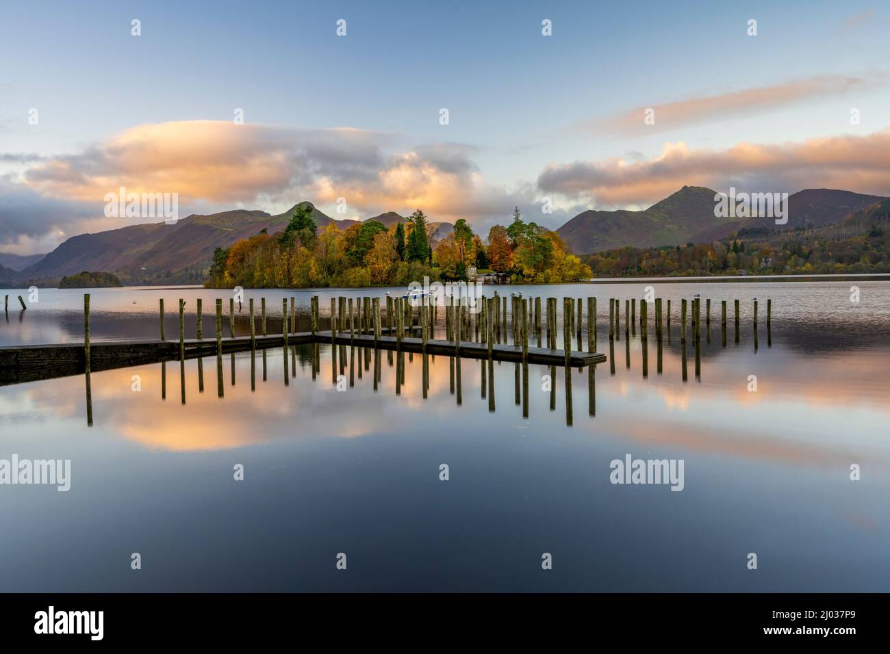 Derwentwater in autunno, Lake District National Park, patrimonio dell'umanità dell'UNESCO, Cumbria, Inghilterra, Regno Unito, Europa Foto Stock