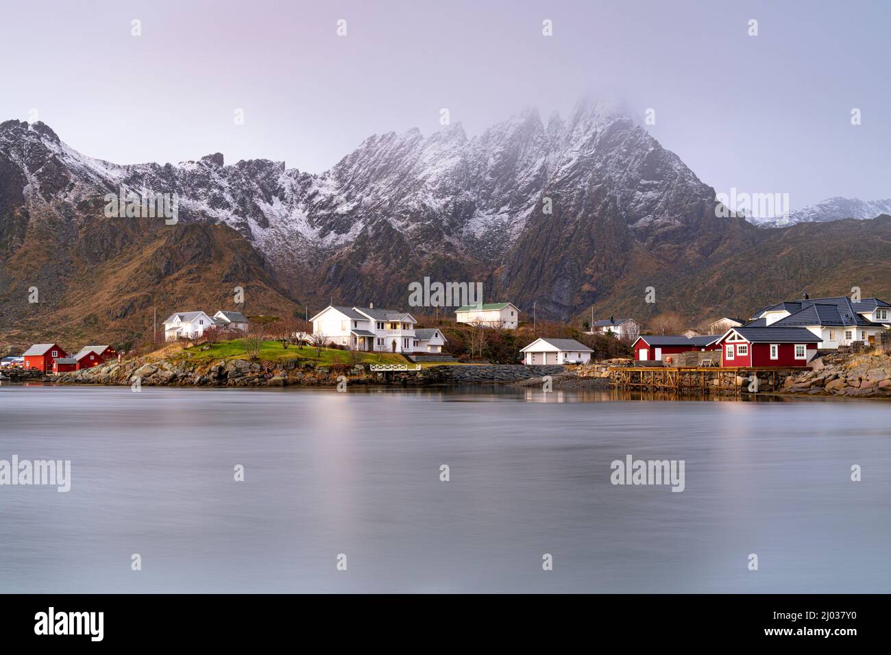 Villaggio di pescatori di Ballstad, Vestvagoy, contea di Nordland, Isole Lofoten, Norvegia, Scandinavia, Europa Foto Stock