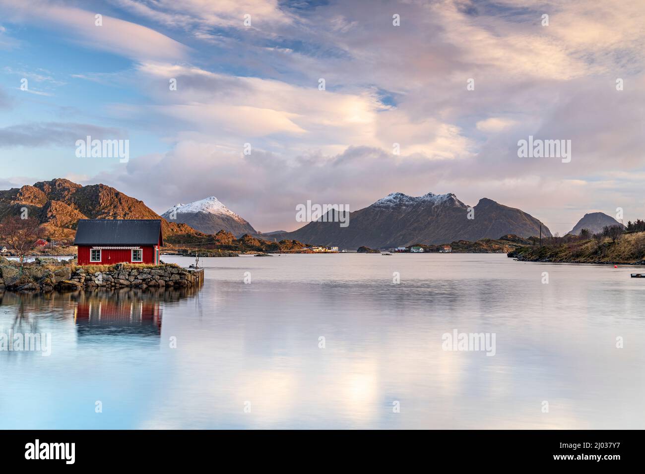 Cabina di pescatori isolata riflessa in mare all'alba, Ballstad, Vestvagoy, contea di Nordland, Isole Lofoten, Norvegia, Scandinavia, Europa Foto Stock