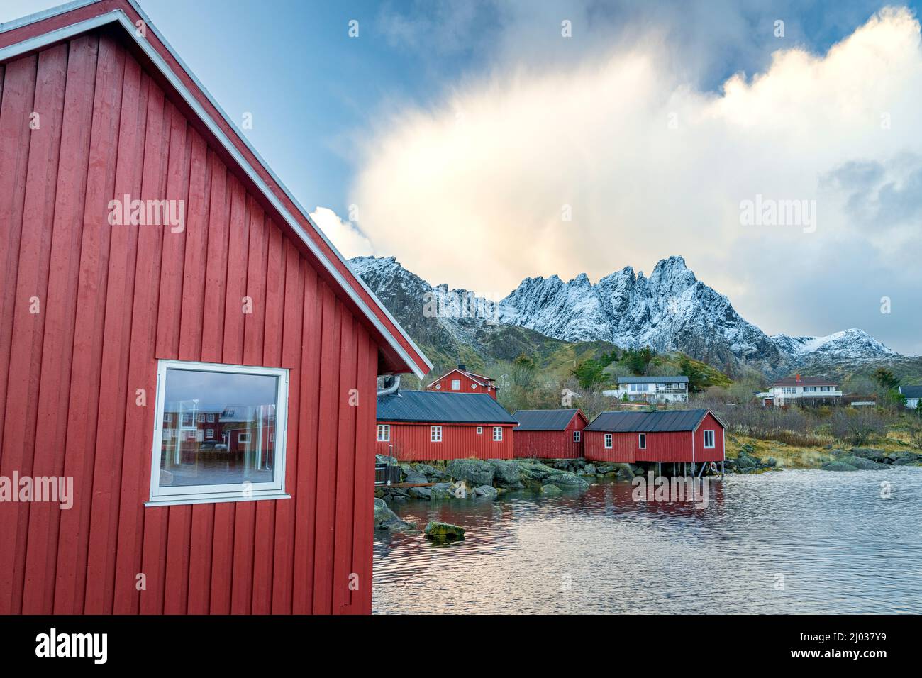 Case tradizionali di pescatori di legno rosso al tramonto, Ballstad, Vestvagoy, contea di Nordland, isole Lofoten, Norvegia, Scandinavia, Europa Foto Stock