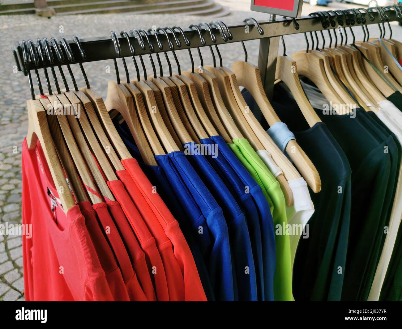 Pullover auf Kleiderbügel un einem Verkaufstand / pullover su appendiabiti presso uno stand di vendita Foto Stock