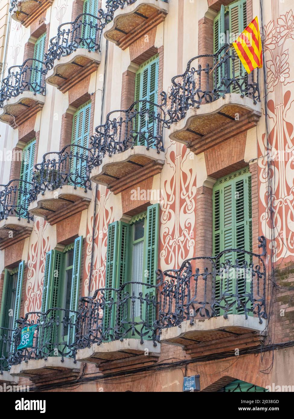 Facciata sgraffito dell'edificio di Barcellona con bandiera catalana, Barcellona, Catalogna, Spagna, Europa Foto Stock