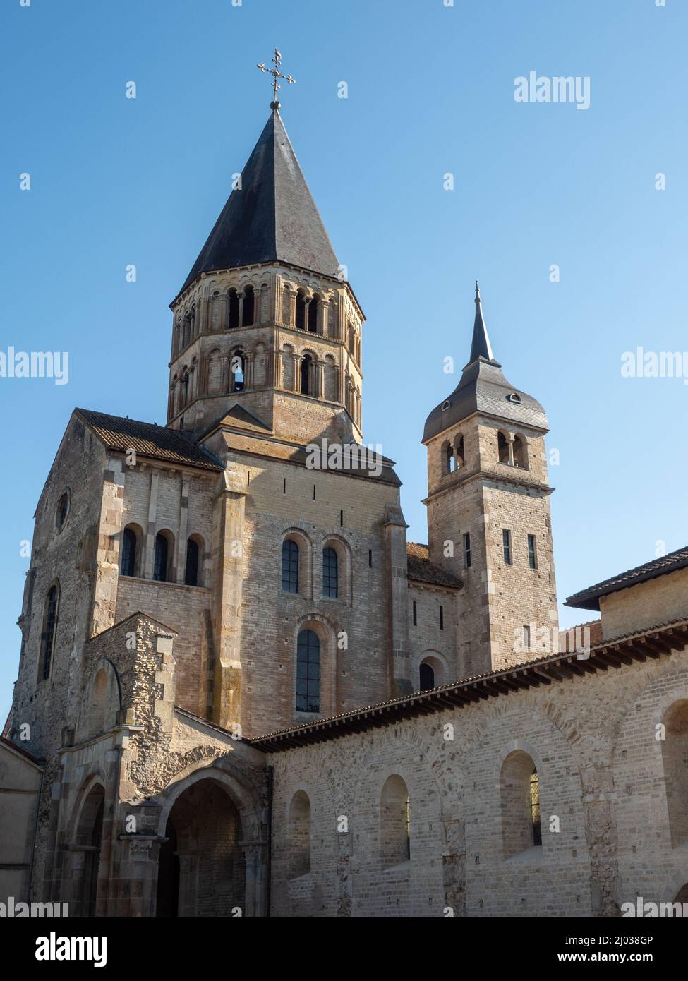Mura e torri che è l'ultimo angolo rimanente della chiesa abbaziale enorme costruita a Cluny nel 1100s, Cluny, Saone-et-Loire, Borgogna, Francia Foto Stock