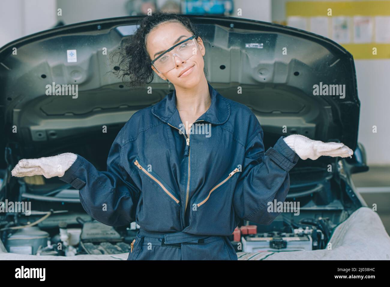 Black african donna meccanico personale auto servizio di lavoro, noioso con l'espressione del problema. Foto Stock