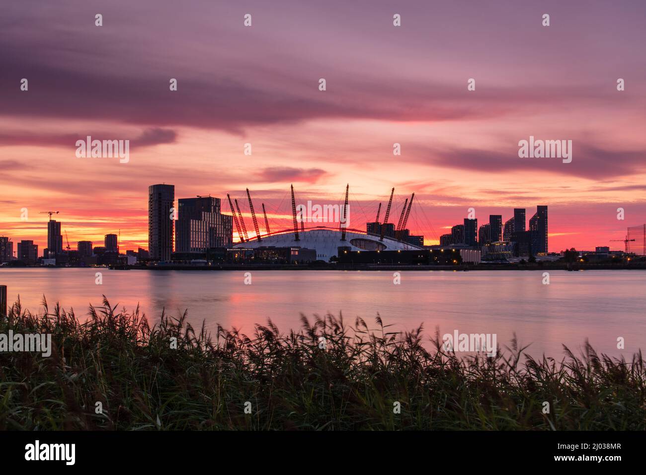 Sunrise view of the O2 Arena, Greenwich, Londra, Inghilterra, Regno Unito, Europa Foto Stock