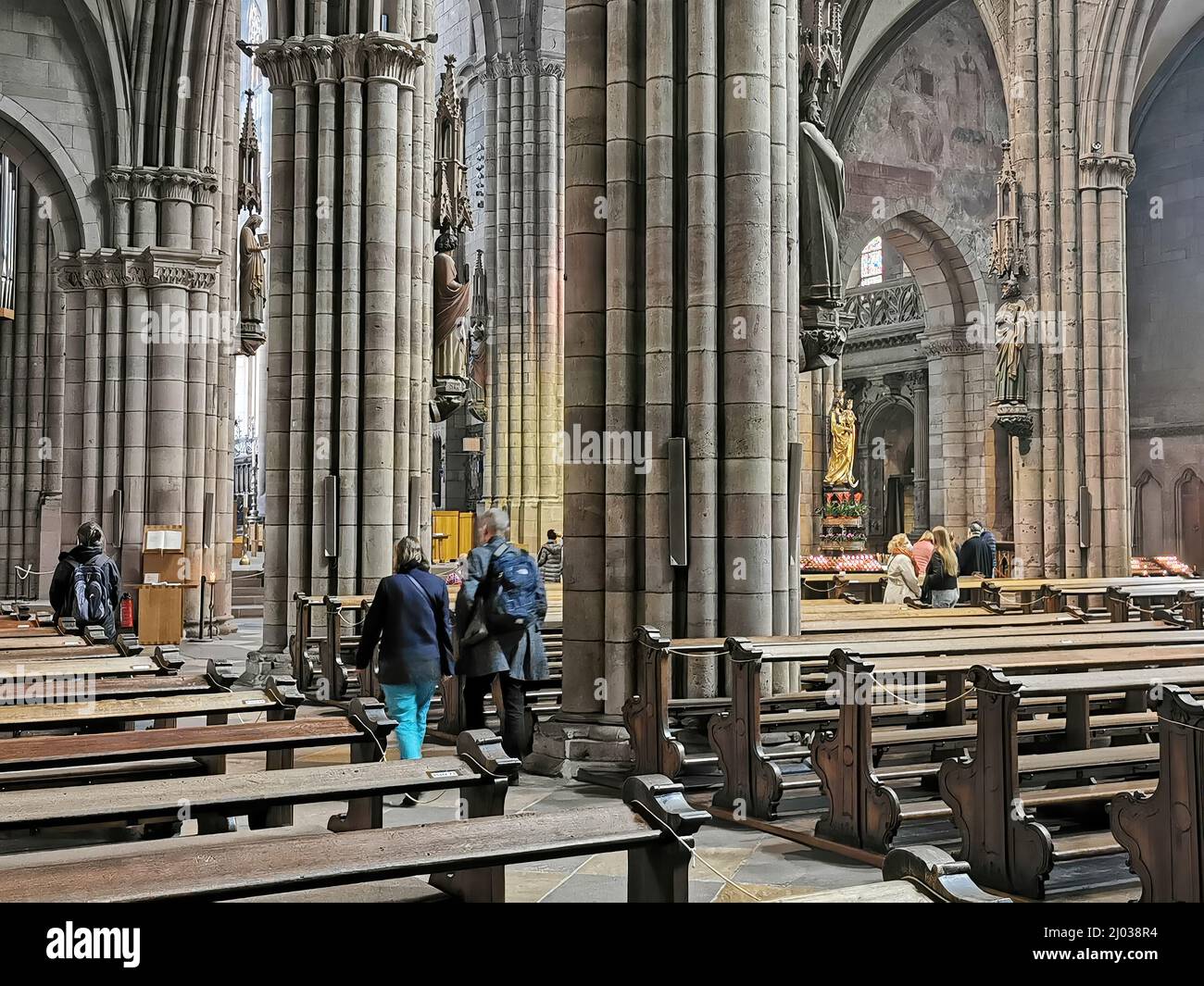 Besucher im Freiburger Münster, Münster Unserer Lieben Frau, Römisch-katholische Stadtpfarrkirche von Freiburg im Breisgau, Baden-Württemberg, Deutsch Foto Stock