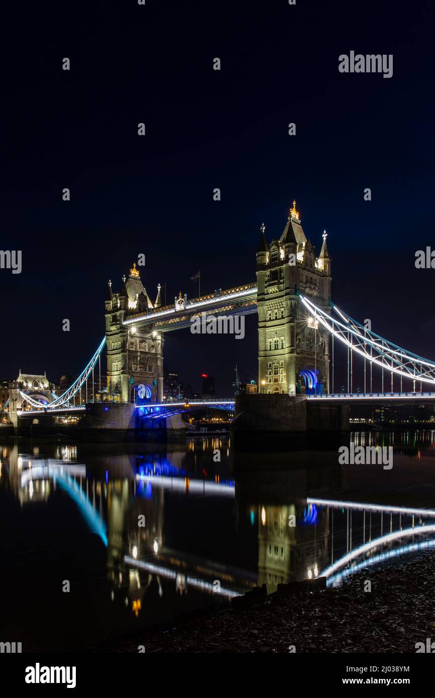 Tower Bridge di notte poco prima dell'alba, che si riflette in un fiume ancora Tamigi, Londra, Inghilterra, Regno Unito, Europa Foto Stock