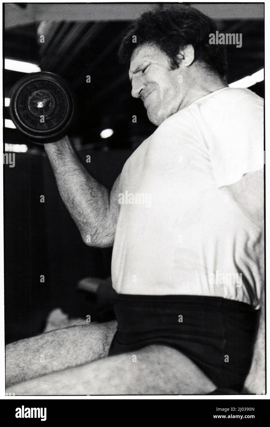 La leggenda del wrestling Bruno Sammartino lavora con pesi pesanti al Mid City Health Club di Midtown, Manhattan, New York. Foto Stock
