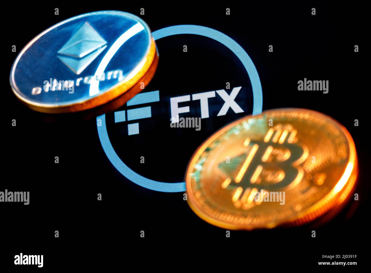 FTX è uno scambio di criptovaluta. FTX è uno scambio di criptovaluta. Logo FTX circondato da Bitcoin e Ethereum. Foto Stock