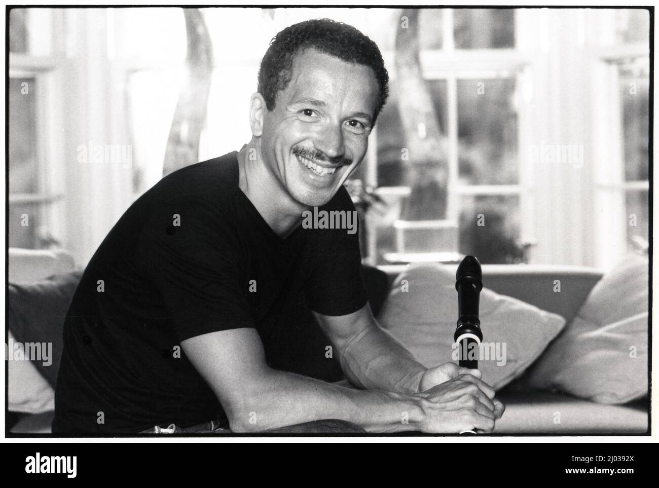 Un ritratto proposto del leggendario pianista jazz Keith Jarrett nella sua casa nella campagna della Pennsylvania. Sorride e tiene un registratore. Foto Stock