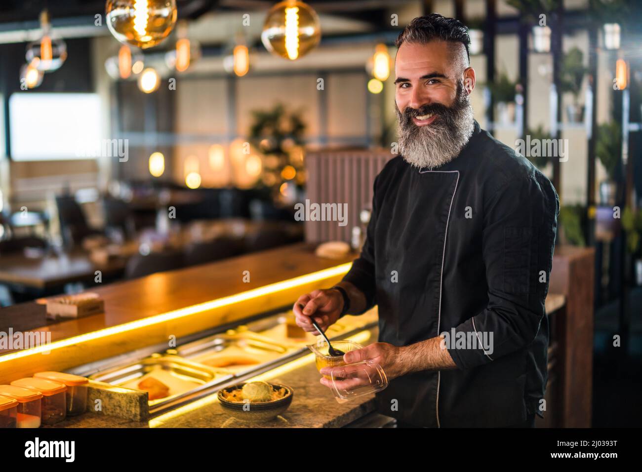 Il sushi chef prepara il dessert al sushi bar. Foto Stock