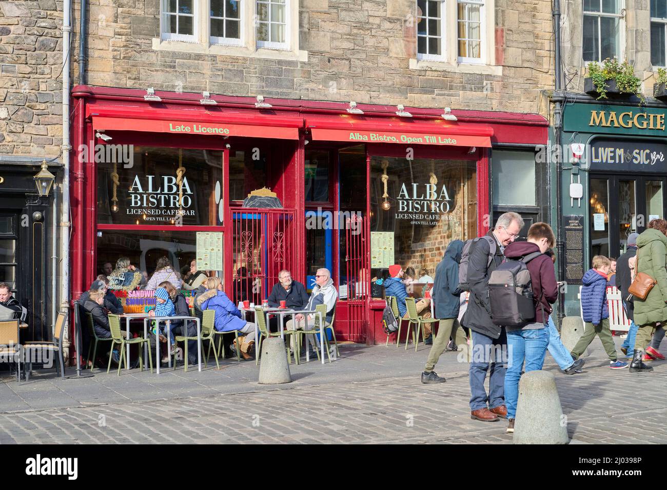 Scene di strada della città vecchia, Edimburgo, Scozia, Regno Unito Foto Stock