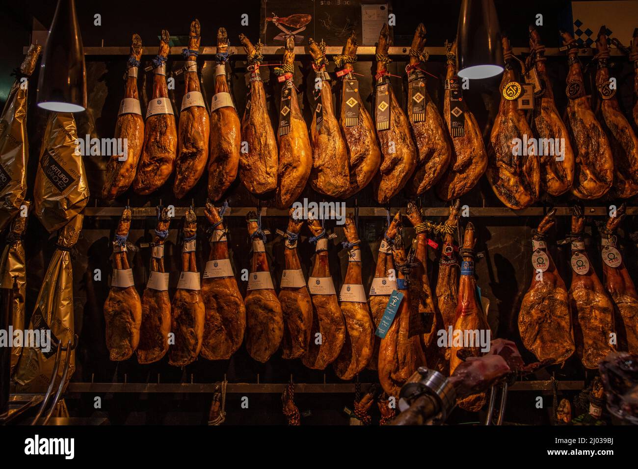 Gambe di prosciutto in vendita in un negozio a Siviglia, Andalusia, Spagna, Europa Foto Stock