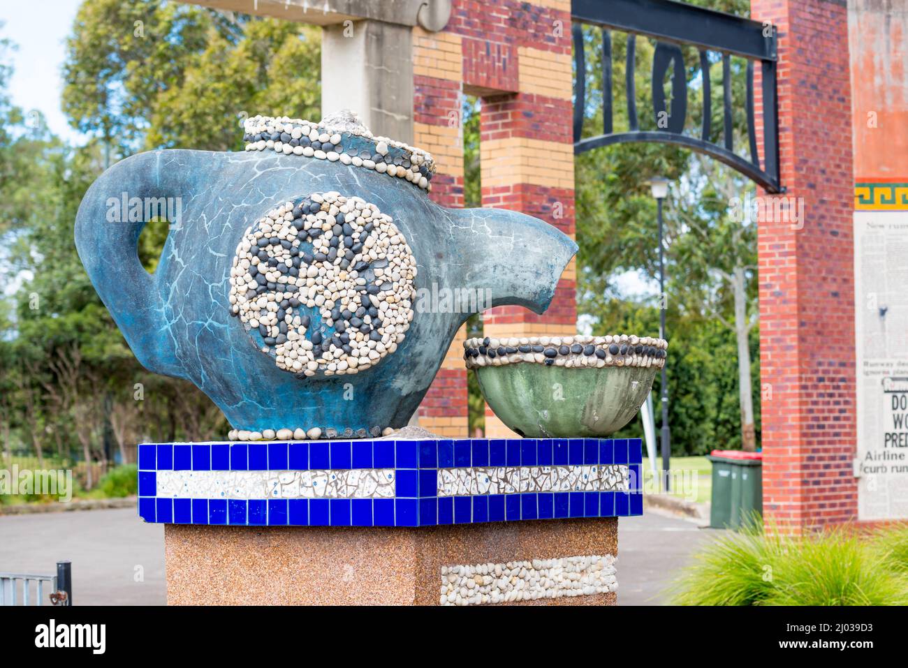 Il Big Teapot a Sydenham Green, Sydney, Australia fa parte di un monumento alle case perse e cambiate a seguito delle estensioni della pista all'Aeroporto di Sydney Foto Stock