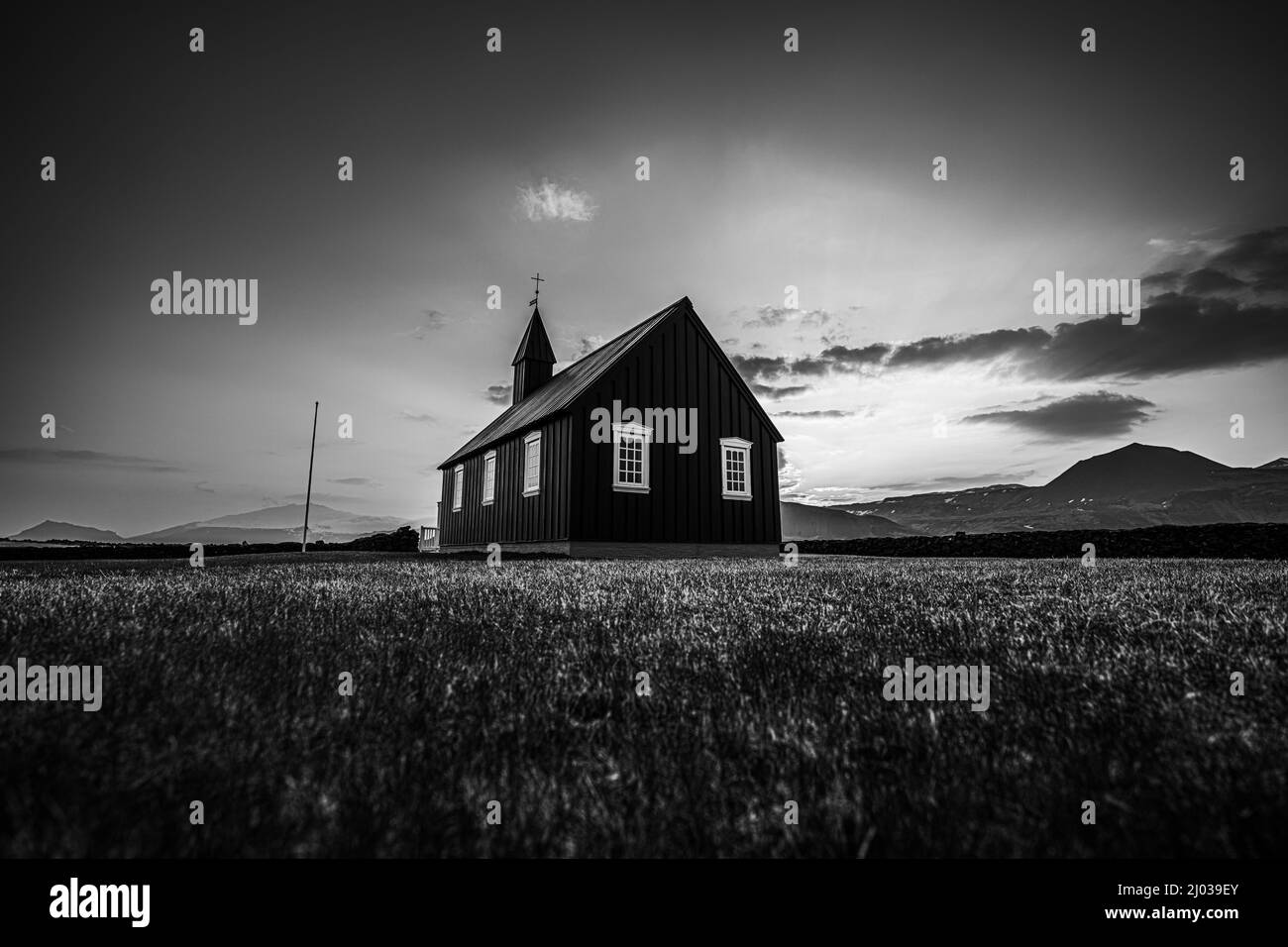 Una chiesa nera conosciuta come Buoakirkja, nella penisola di Snaefellsnes, Budir, Islanda, Polar regioni Foto Stock