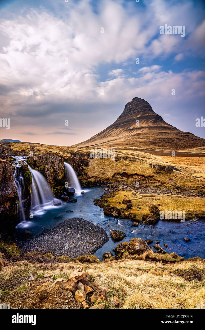La cascata di Kirkjufell all'alba, la penisola di Snaefelsnes, l'Islanda occidentale, le regioni polari Foto Stock