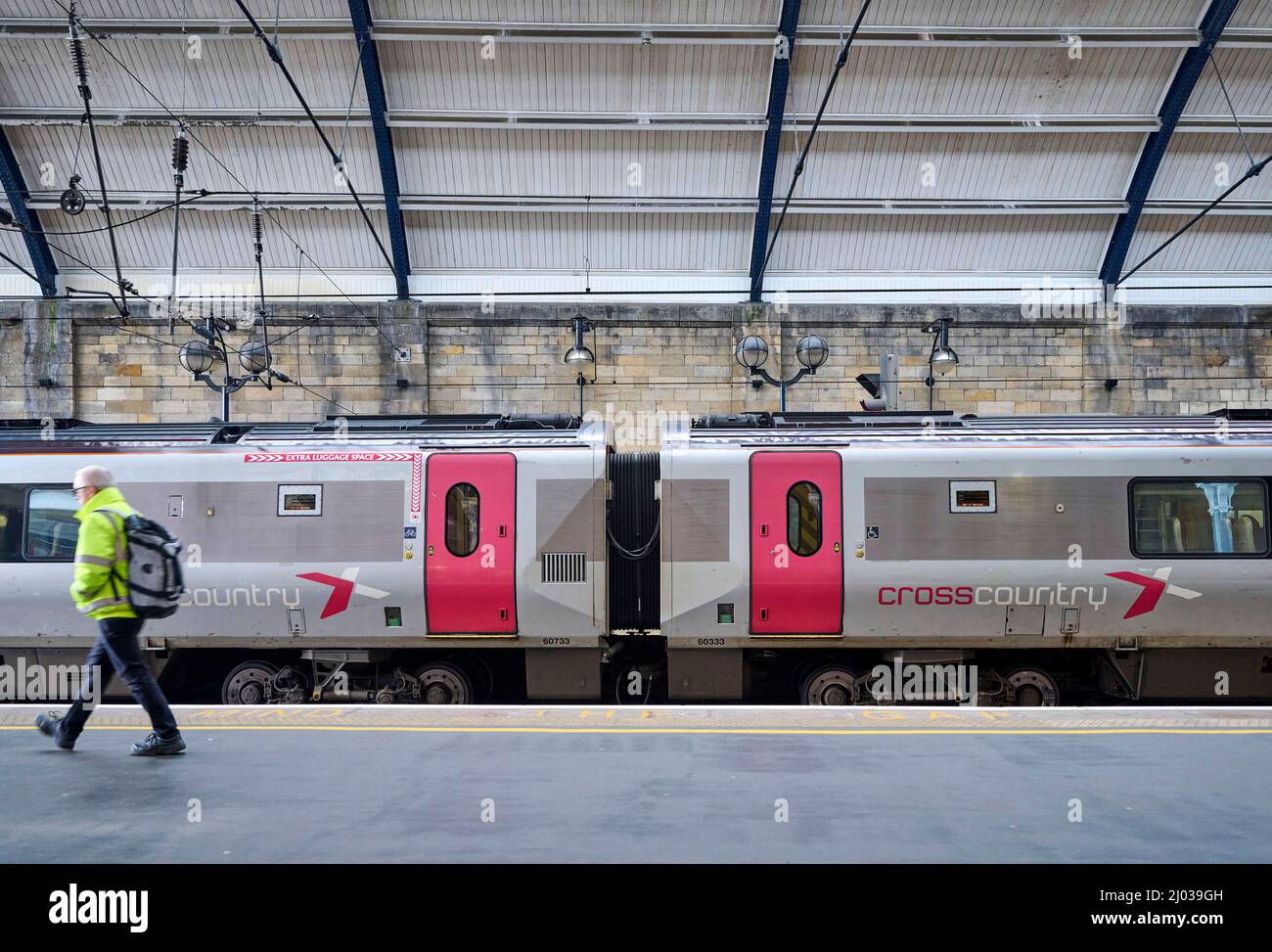 Cross Country Train alla stazione centrale di Newcastle, nord-est Inghilterra, Regno Unito Foto Stock