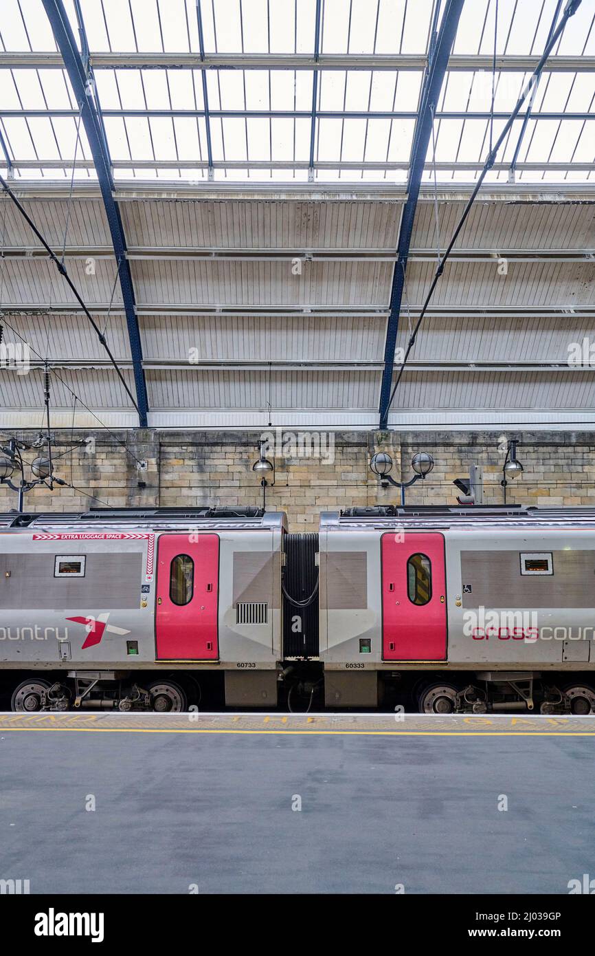 Cross Country Train alla stazione centrale di Newcastle, nord-est Inghilterra, Regno Unito Foto Stock