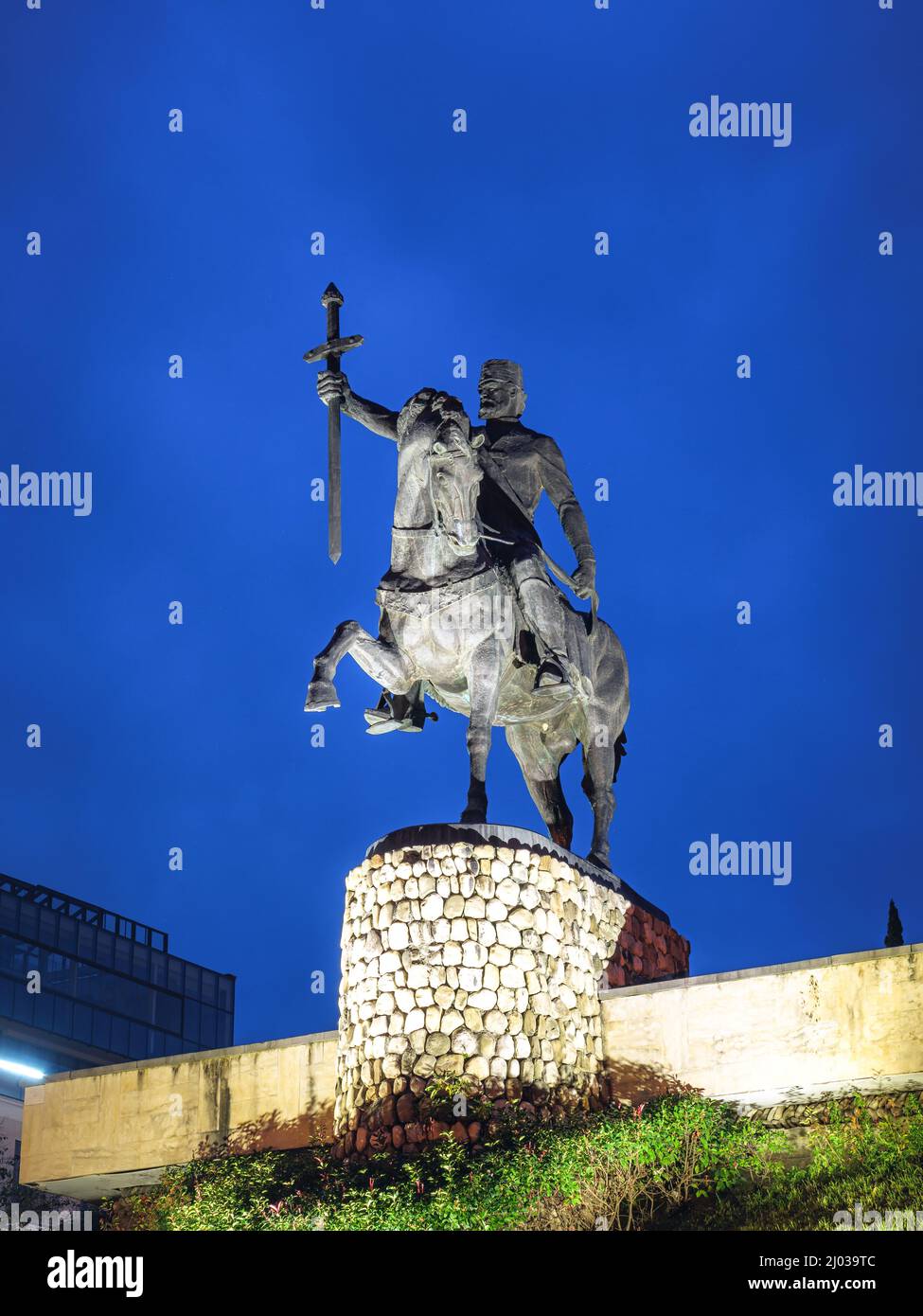 Vista della Statua di Telavi all'ora blu, Kakheti, Georgia (Sakartvelo), Asia centrale, Asia Foto Stock