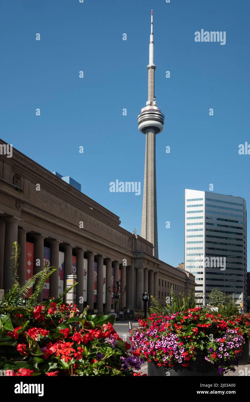 Union Street Station e la CN Tower in estate, Front Street, Toronto, Ontario, Canada, Nord America Foto Stock