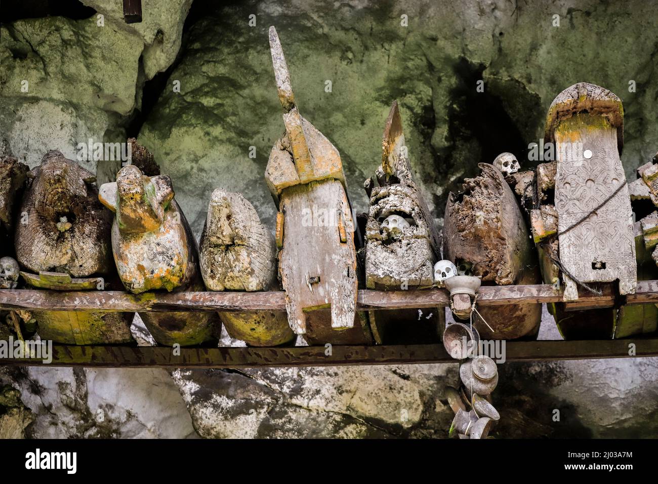 I coffins appesi in alto per più status alle grotte di Londa, a sud della città di Rantepao, Londa, Rantepao, Toraja, Sulawesi Sud, Indonesia, Asia sudorientale, Asia Foto Stock
