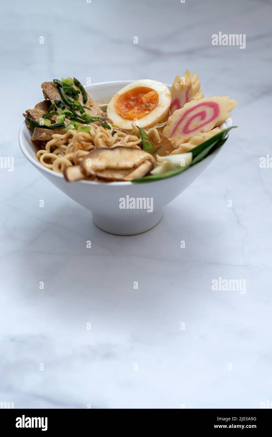 Zuppa di ramen ciotola su tavolo di marmo Foto Stock