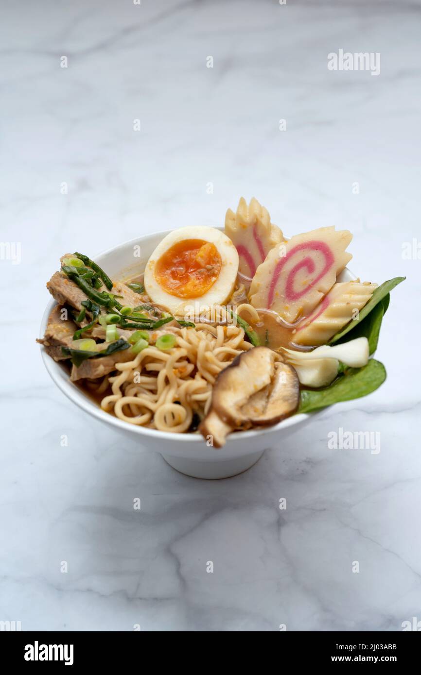 Zuppa di ramen ciotola su tavolo di marmo Foto Stock