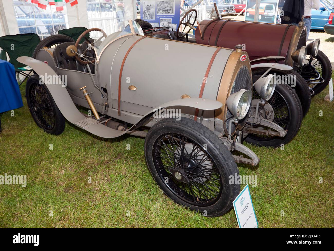 Vista frontale di tre quarti di una 1923, Bugatti Brescia, in occasione del suo centenario, al London Classic Car Show 2021 Foto Stock